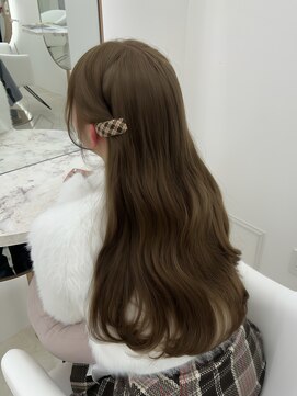 イオエ(ioe) ミディアムレイヤー/ツヤ髪スタイル/グレージュ/ショートボブ