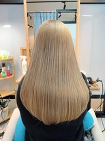 イーラ(era)&nbsp;《era》ホワイトグレージュ　フェミニンロング　ストレート みわ