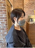 顔まわりで印象が変わる☆耳掛けショートボブ