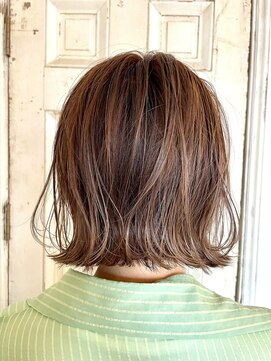 リト(ri_to) ハイトーンでみせるワンランク上の切っぱなしボブ