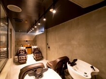 個室のシャンプーブースで人目を気にせずリラックスしながらトリートメントができます♪