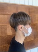 透明感グレーカラー×刈り上げマッシュスタイル