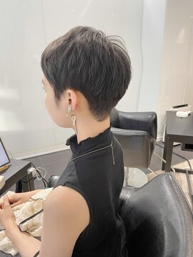 ラブクロムトーキョー オモテサンドウ(LOVECHROME OMOTESANDO) 丸みショート☆斜めバング グレージュ　デザインカラー