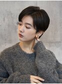 ハンサムショート黒髪センターパート刈り上げ女子ベリーショート