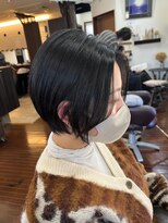 美容室 メザミー MESAMIES 奥行きショート黒髪大人センターパート小顔レイヤーショートボブ