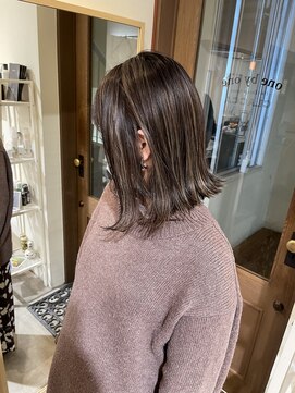 ワンバイワンクラッカ(one by one CLACCA) 極細ベージュハイライト×外ハネ