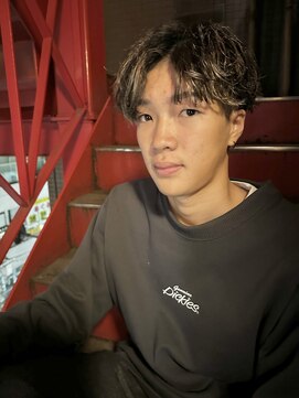 ロミーオム 本厚木(ROMMY. Homme) 刈り上げスパイラルパーマ無造作センターパートメンズヘア