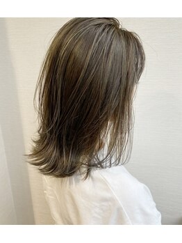 カミビト 奈良生駒店(KamiBito)の写真/お洒落を楽しむ大人女性に◎髪にも頭皮にも優しいグレイカラーを使用。ハイライトによる白髪ぼかしも人気！