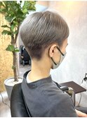 刈り上げショート×ホワイトグレージュ