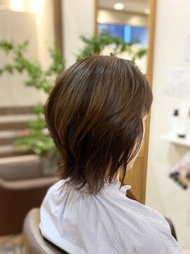 フリージア(freesia) 30代40代50代/ウルフレイヤー/外ハネスタイル/艶髪