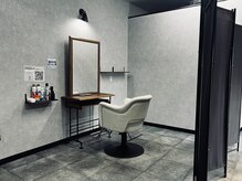 uNu Hair Roomの雰囲気（【木目調のセット面】周りの目が気にならない落ち着いた半個室）
