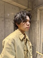 キュー(Cue_)&nbsp;無造作カーリーパーマのセンターパートスタイル　2【影山】