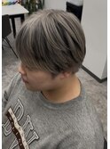 黒デザインが効いたホワイトベージュカラー