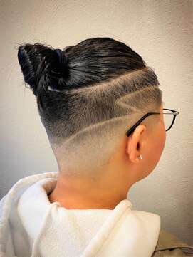 ビンゴ(BINGO) ba1ニュアンスカラー短髪刈り上げウルフ束感バーバースタイル