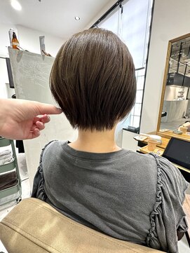 キュエム(Cuem) 【Cuem 菅原】short bob 耳掛け丸み大人ショート