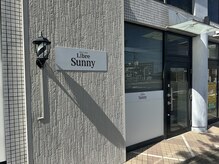 リーブルサニー(Libre Sunny)の雰囲気（外観には目印の店名の看板とサインポールがございます）