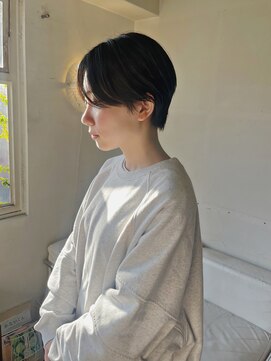 タヴィ(Tavi) 前髪長めコンパクトショートヘア/ハンサムショート/ショートヘア