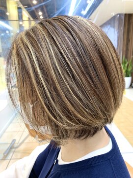 クオリス 上板橋店(QUALIS) 白髪ぼかしハイライト/ミニボブ/丸みショート/ブリーチ/40代50代