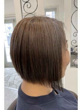 サロンドノア(Salon de NoA) 前下がりボブ×白髪ぼかしカラー