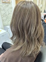 ヘアーデザインムーヴ(Hair design MOVE)&nbsp;白髪ぼかしハイライト　ミディアム
