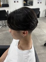 ヒュイル バイ ニアウ(Hwyl by Niau)&nbsp;メンズカットセンターパート曲がる縮毛矯正刈り上げショート