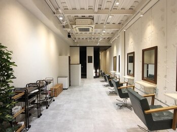 アカツキ ヘアーアンドビューティー(Akatsuki Hair&Beauty)の写真/【春日野道駅すぐ】駅近で通いやすい好立地！開放感もあり親しみやすいスタッフがあなたを温かくお迎え◎