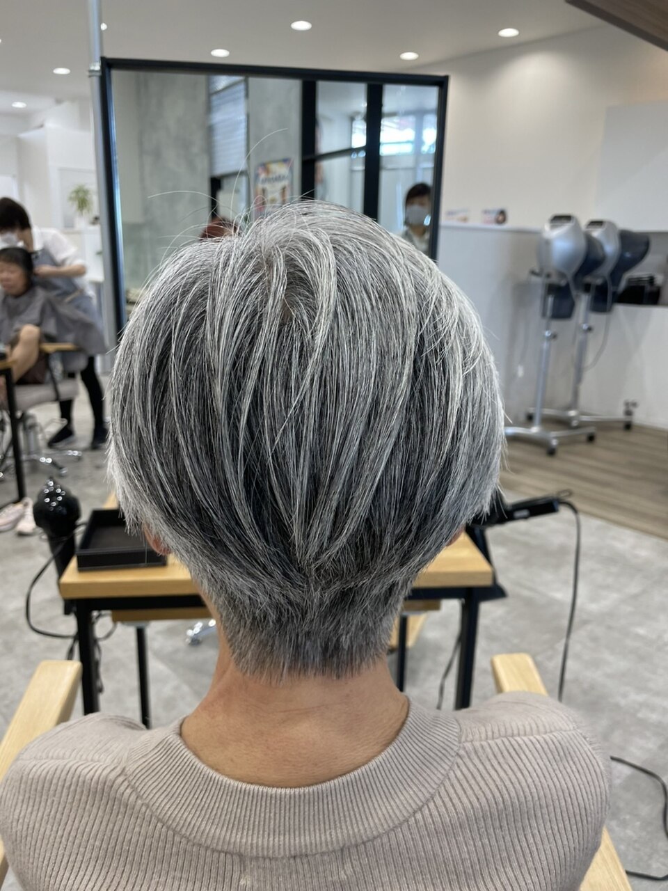 ジュデポン　GW01　人工スキン内蔵　アクティブショート　グレーヘアー 360度どこから見てもキレイに見えるショートボブ：L172398285｜デュー