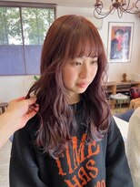 シー 岡崎(,SHE) 毛先のランダムな動きで重さと軽さの黄金比レイヤーカット