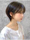 丸みショートボブ／耳かけ×暗髪