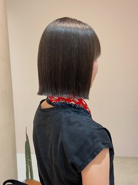 ヒビヲ(HIBIO) 透明感カラー横浜タッセルボブ切りっぱなしグレージュ