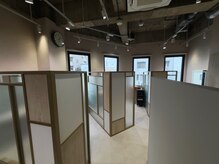 半個室で仕切られたフロア［眉毛/ツイストスパイラル/波巻き］