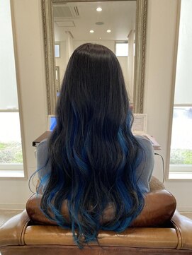 アドラーブル 万代店 (adorable) 艶感グラデーションカラー大人可愛いブルーブラック毛先パーマ