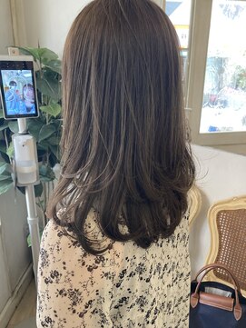 アミュレ(Amule) 春夏人気カラーカーキベージュの重めセミロングワンカール仕上げ