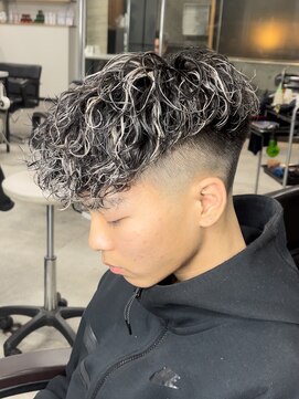 イーラ(era) スペインカール 刈り上げ眉カットツイストスパイラルパーマ