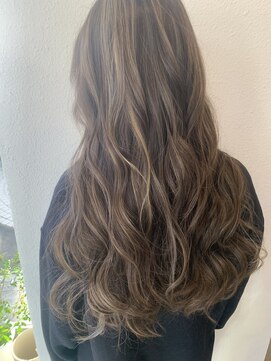 クマ(kuma.) コントラスト/ロングヘア/ゆるウェーブ