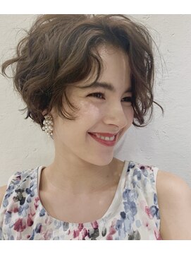 マグノリア オモテサンドウ(MAGNOLiA Omotesando) フラッフィーショートパーマ・・・HINATA