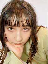 目元と口元にポイントを作った、ビビッドメイク