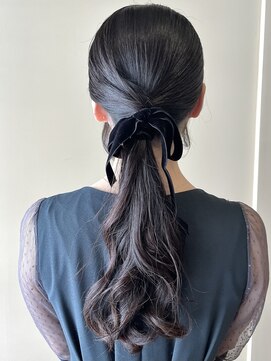 シリ アンド ブラント(siri and brunt) 【ヘアアレンジ】ローポニー×ベロアリボンアレンジ