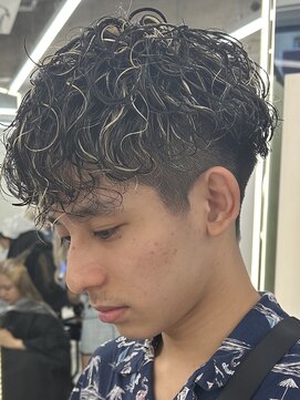 ウィル バイ ブラウン(Vir by Brown) スペインカール/コントラストハイライト/刈り上げショート