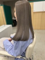セン(cen) オリーブグレージュで透明感アップ