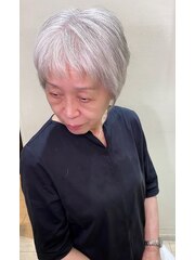 大人上品なグレイヘアショート