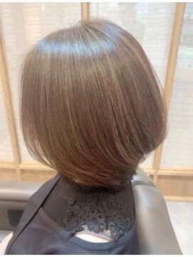 ロエ 平尾山荘(loe) 【脱白髪ぼかしハイライト】×大人ボブ