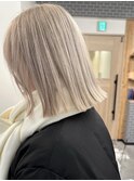 切りっぱなしぱっつんボブ外ハネホワイトベージュブロンド