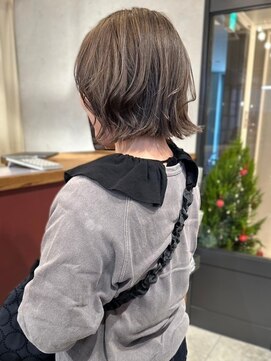 アトリエ(atelier.) ダブルカラー アッシュベージュカラー 顔周りカット 20代30代