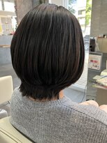 エマ ネクサス(EMA NEXUS) 【脱・丸みボブ】首元くびれる。品格漂う大人の外ハネウルフボブ