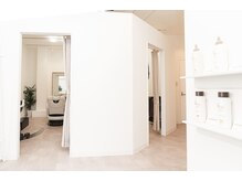 中は2部屋の個室になっています