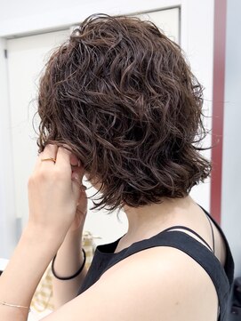トニーアンドガイ 原宿店(TONI & GUY) グレーベージュ くせ毛活かしウルフショート 前髪あり