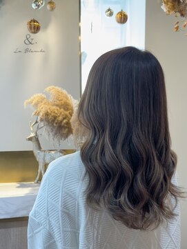 アンド ラ ブランシュ(&.La Blanche) 黒髪カタログ/グレーベージュ/レイヤーロング/アッシュカラー