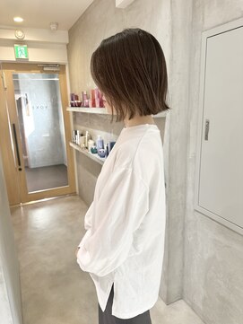 ヨーク(YOKE) YOKE レイヤーボブ切りっぱなしボブ外ハネボブグレーベージュ