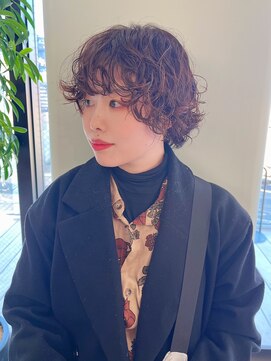 ホロ(hollo) ショートウルフレイヤーくるくるパーマ暖色ピンクボブ